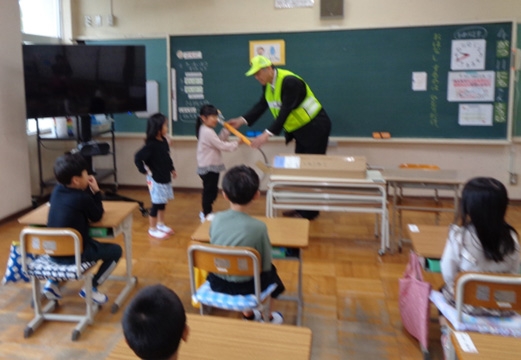 西八田小学校へ黄色いをカサ贈呈