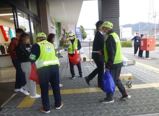 イオン福知山店で「春の全国交通安全運動」実施を呼び掛け