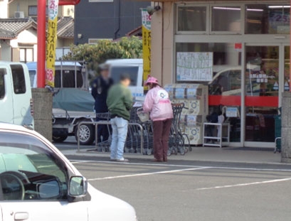 業務スーパー綾部店でシートベルト着用を呼び掛け