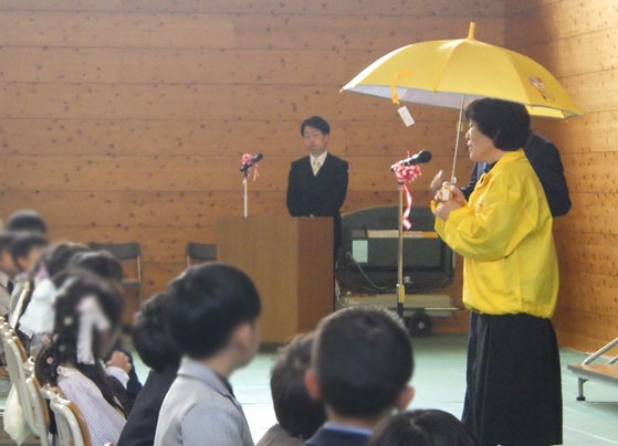 城山台小学校の1年生に黄色い傘を贈呈