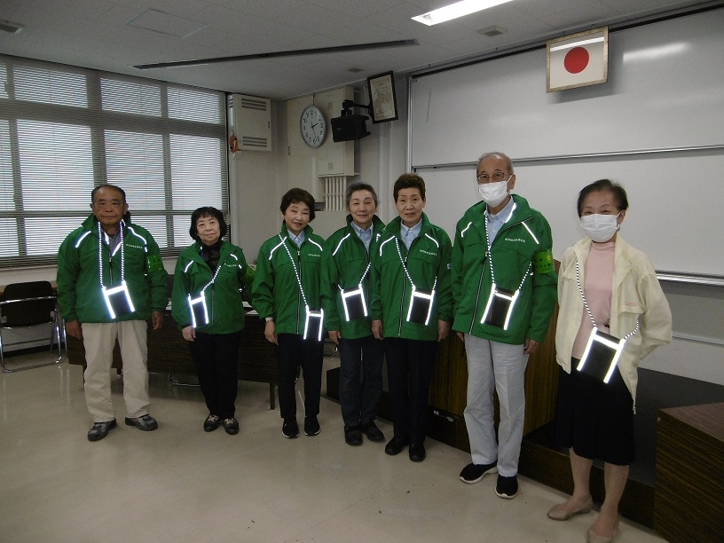 西京地域交通安全活動推進委員へ反射メッシュポーチを寄贈