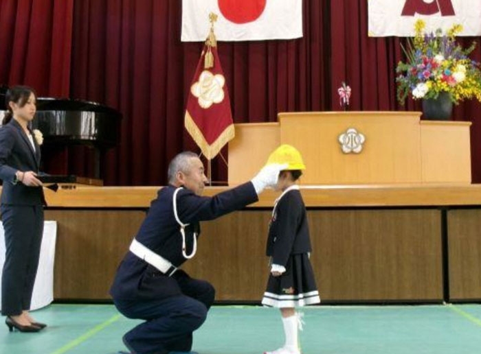 亀岡市内の新小学1年生に黄色い帽子を贈呈✨
