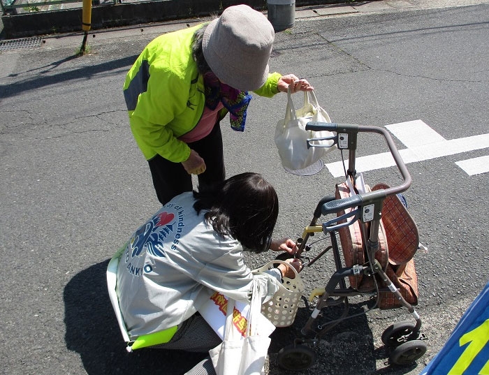 ライフ宝ヶ池店周辺で高齢者の交通事故防止活動！