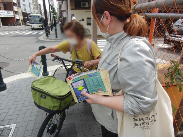 千本中立売で自転車の走行禁止区域の周知活動