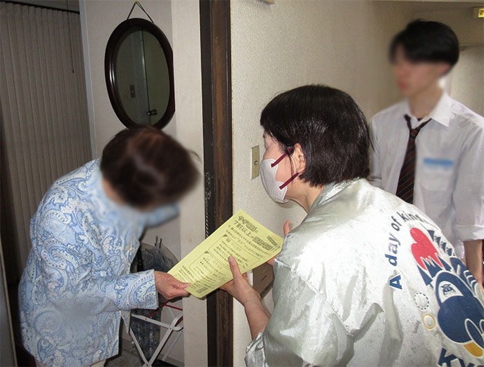 高齢者宅で交通事故防止を呼び掛け