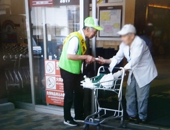 イズミヤ伏見店で交通事故防止を呼び掛け
