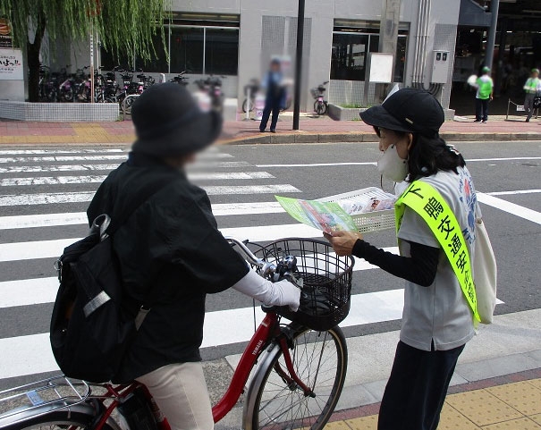 京阪出町柳駅で夏の交通事故防止府民運動の周知活動！