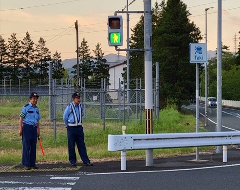 与謝地区内の国道176号線沿で安全運転の見守り