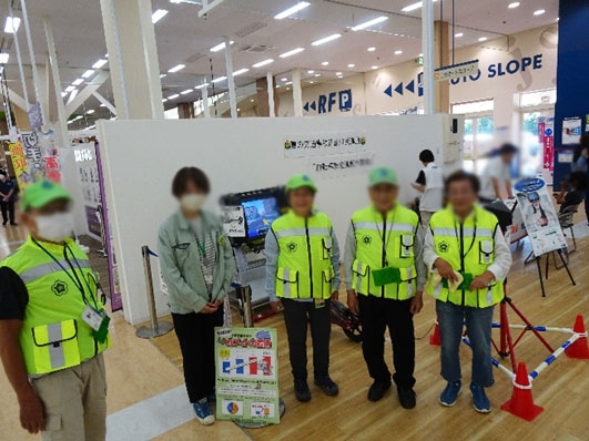 イズミヤ八幡店で自転車の安全運転体験