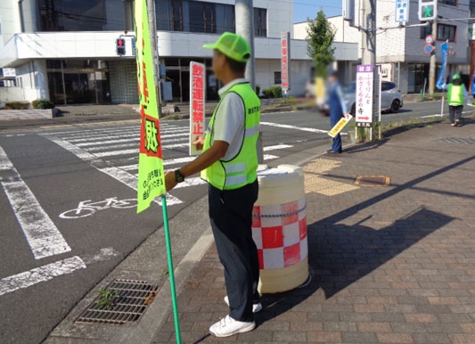 府道8号線鳥ヶ坪交差点で安全運転を呼び掛け