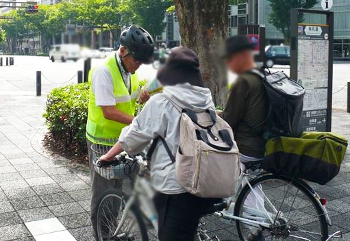 烏丸御池交差点で自転車の交通ルールを呼び掛け