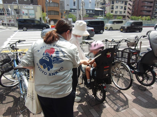 堀川丸太町交差点の周辺で自転車の交通ルールを呼び掛け✨