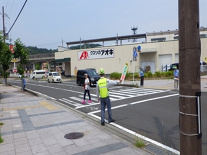 JR東舞鶴駅付近交差点で歩行者の交通事故防止を呼び掛け