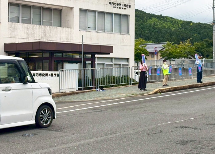 南丹市役所前で安全運転を呼び掛け