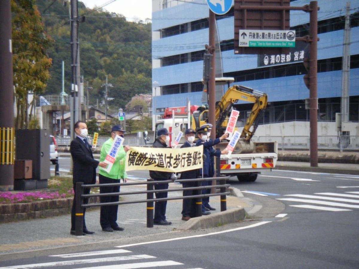 ミップル前で交通安全啓発