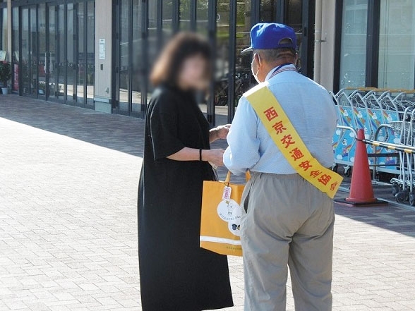 イズミヤ桂坂店で二輪車の交通事故防止を呼び掛け