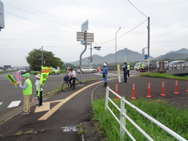 綾部市内６ヶ所の交差点でシートベルト着用を呼び掛け