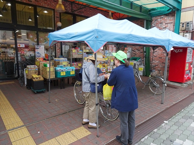 スーパー5店舗で秋の全国交通安全運動の周知を呼び掛け