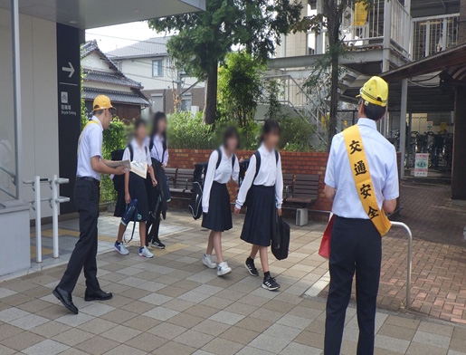 JR玉水駅などで秋の全国交通安全運動の周知を呼び掛け