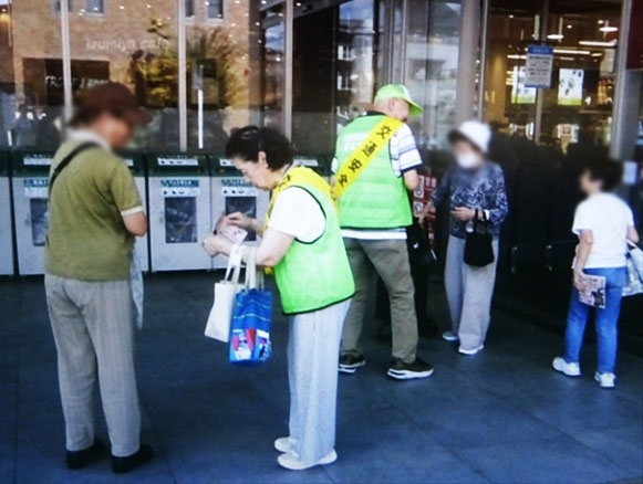 イズミヤ伏見店で交通事故防止を呼び掛け