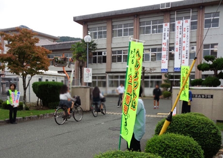 綾部高校で自転車用ヘルメットの着用を呼び掛け！
