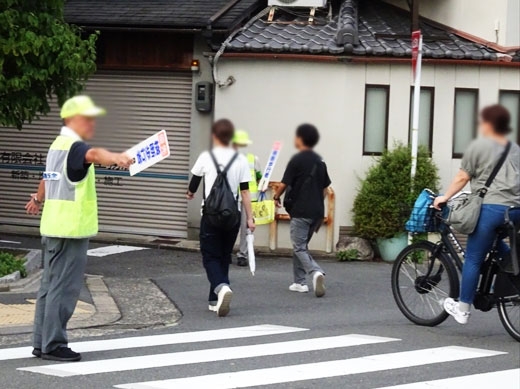 イオンモール北大路の北側で薄暮時間帯の事故防止活動！