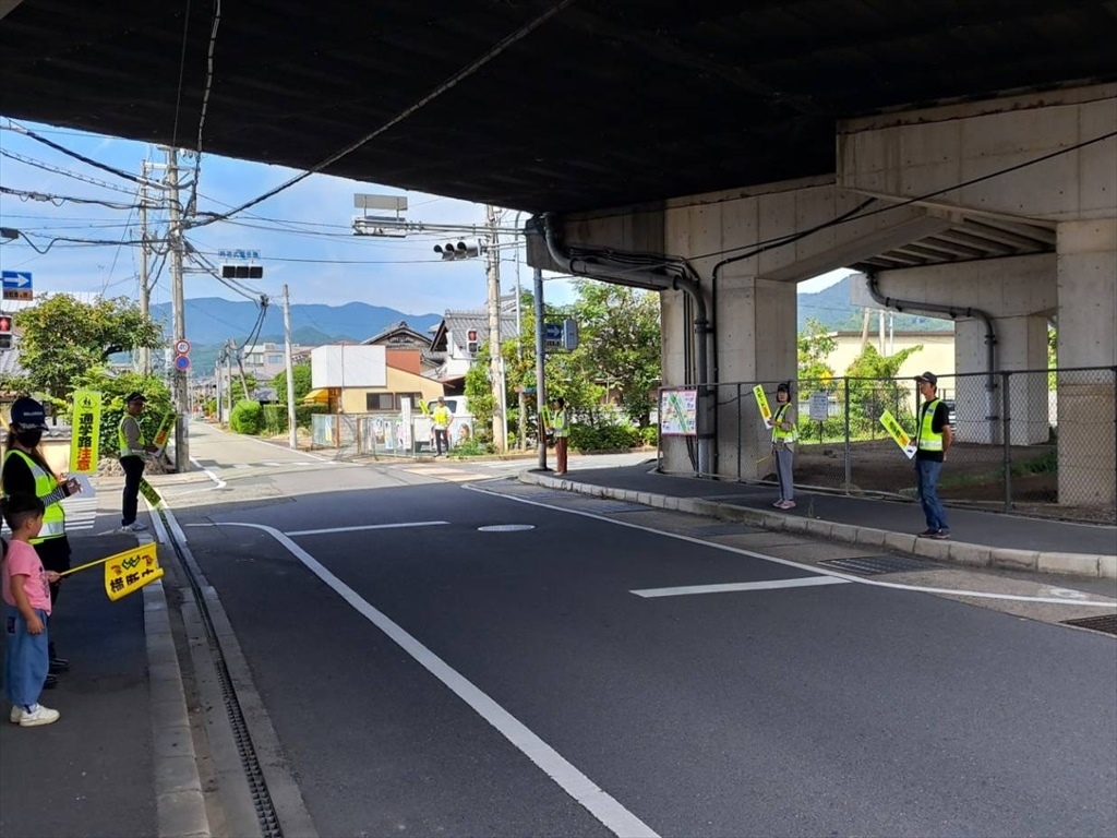 深田間京都縦貫道下交差点で交通事故防止を呼び掛け