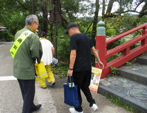 朝霧橋周辺で秋の全国交通安全運動を呼び掛け