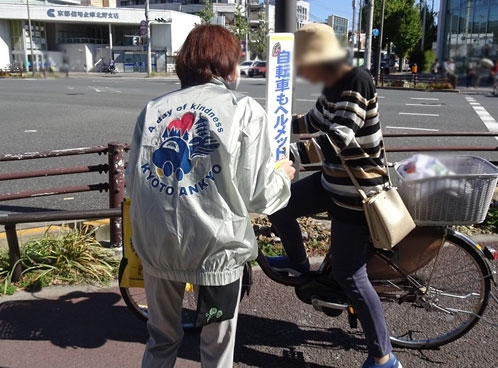 イズミヤ白梅町の周辺で自転車のヘルメット着用を呼び掛け