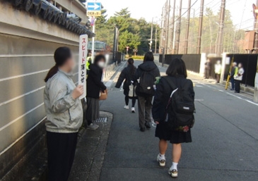 鴨沂高校で通学時間帯の交通安全啓発