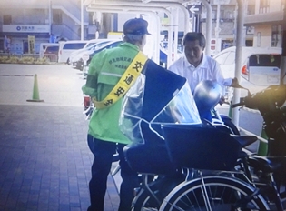 スーパー山田屋桃山店で交通事故防止を呼び掛け