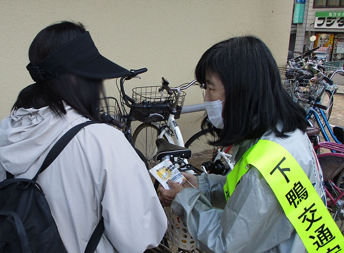 イズミヤ高野店周辺で早めのライト点灯を呼び掛け！