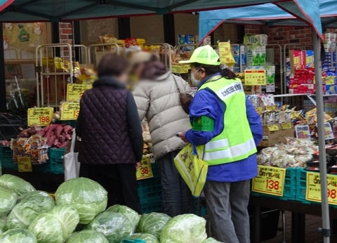 区内のスーパー6店舗で年末の交通事故防止府民運動を呼び掛け