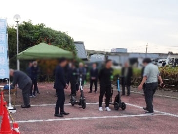 イズミヤショッピングセンター八幡店で年末の交通事故防止府民運動をアピール