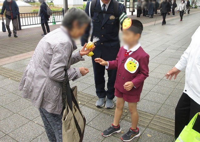 右京区役所前で「はんなり、道をユズってや～」✨