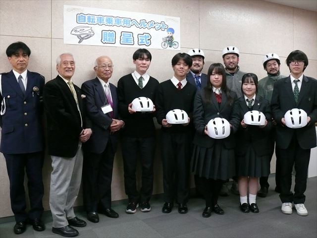 洛陽総合高校で自転車ヘルメットと「中京セーフティ・スクールリレー」の光るTシャツの贈呈式を行いました