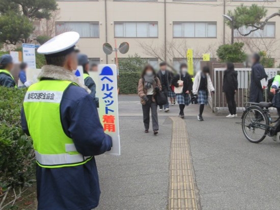 亀岡高校で自転車ヘルメットの着用などを呼び掛け