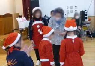 キッズサンタが交通安全クリスマスカードをプレゼント♪