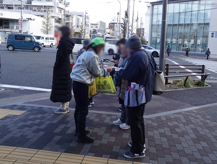 イズミヤ白梅町店周辺で反射材着用推進活動