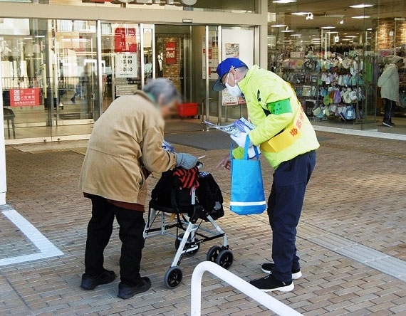 西友桂店で年末の交通事故防止府民運動をアピール