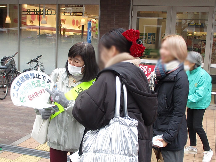 ライフ北白川店で横断歩道の利用を呼び掛け