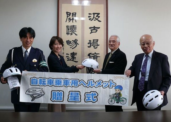 西京高校で自転車ヘルメットの贈呈式✨