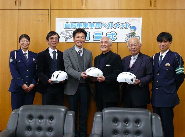 堀川高校で自転車ヘルメットの贈呈式