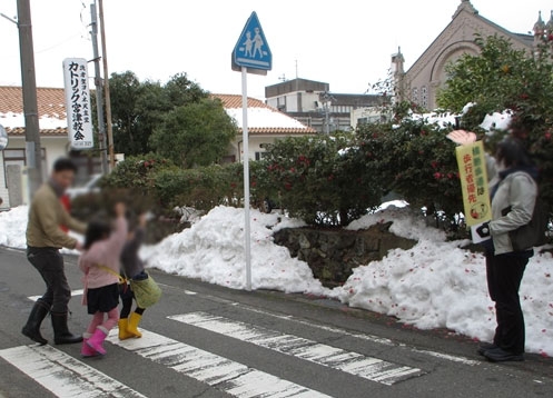 宮津暁星幼稚園前で横断歩道の交通安全を呼び掛け！