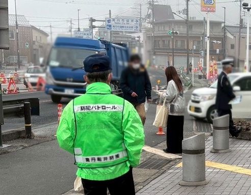 園部郵便局前で高齢者の交通事故防止活動！