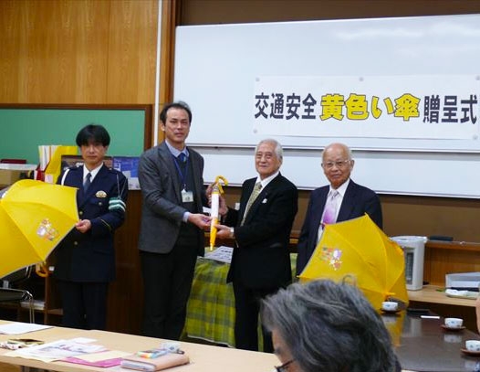 御所南小で新小学1年生の黄色い傘贈呈式