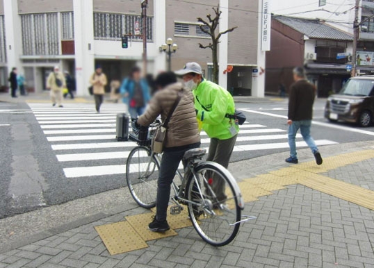 千本今出川交差点周辺で自転車の青切符制度の周知活動