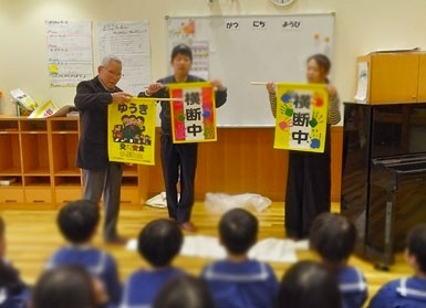 かぶと山こども園にオリジナル横断旗を贈呈✨