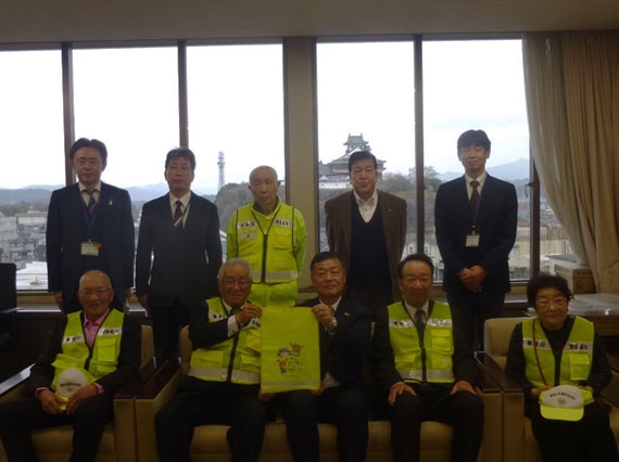 市教育委員会にランドセルカバーを贈呈