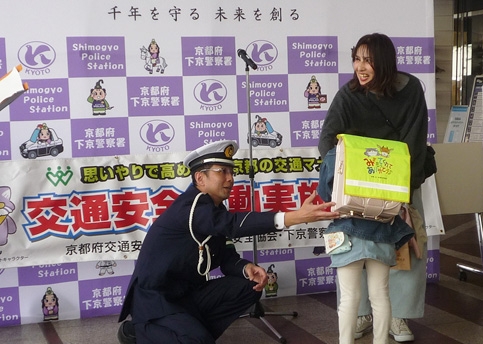 京都河原町ガーデンで春の全国交通安全運動スタート式